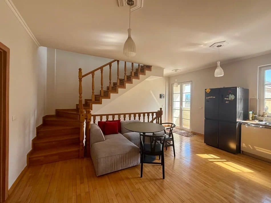 Jepet me qera apartament triplex ne Sauk. 4
