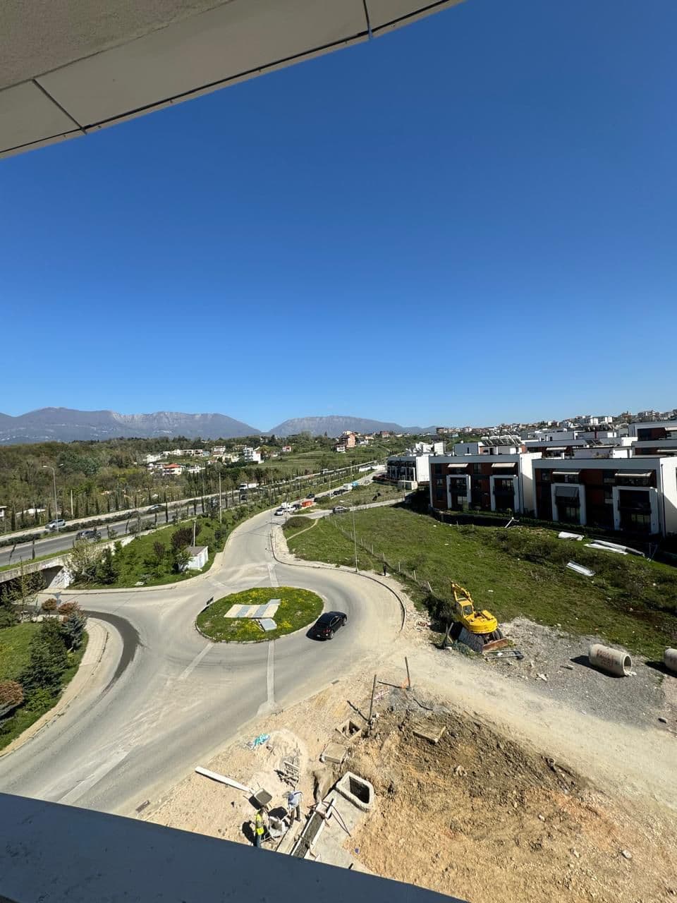 Shitet apartament 2+1+2 tek Liqeni i thate 3
