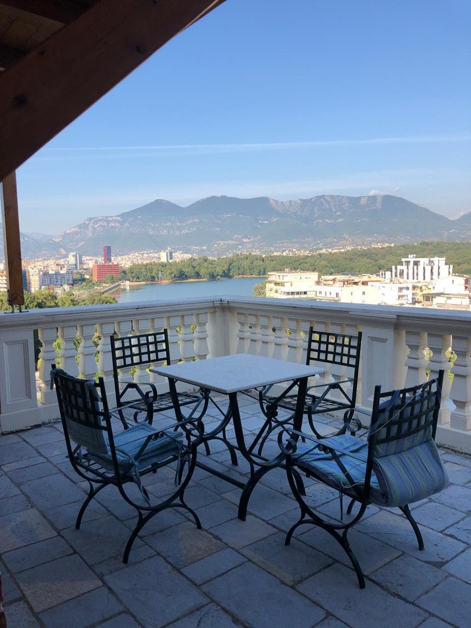 Penthouse 3+2 për Qira në Kopshti Zoologjik, Tiranë - 1000€ | 300 m²