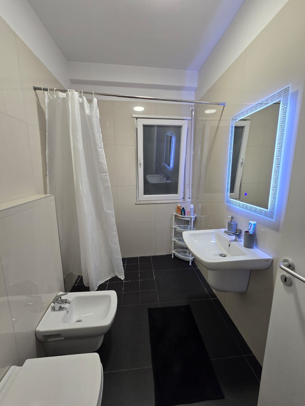 Jepet apartament me qera 2+1 ne Ali Dem