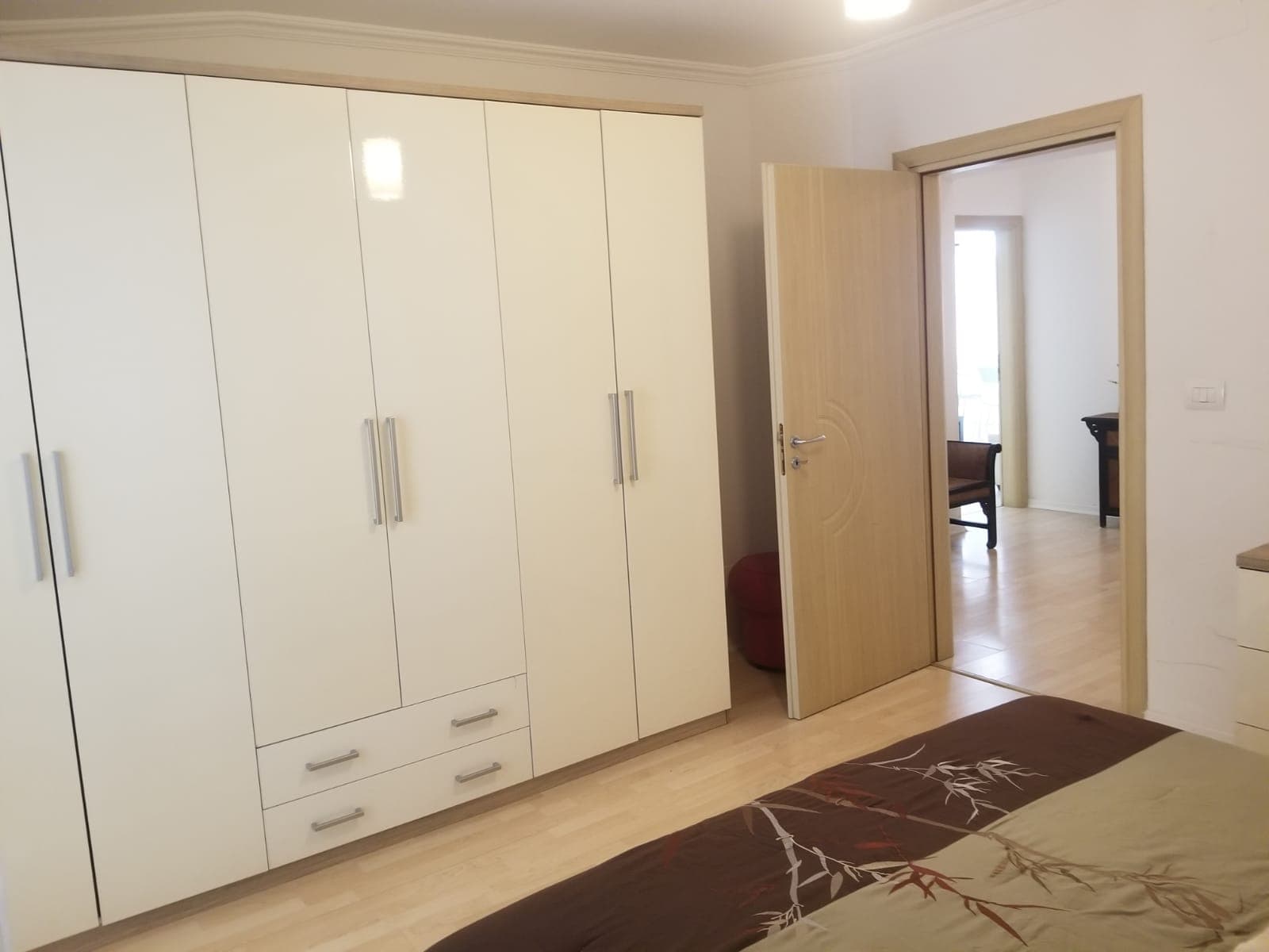 Jepet me qera apartament 2+1 ne Bllok 4