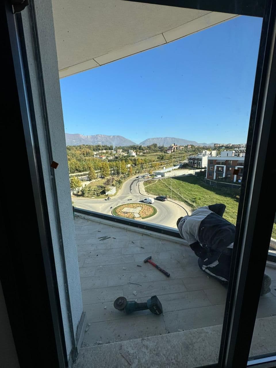 Shitet apartament 2+1+2 tek Liqeni i thate