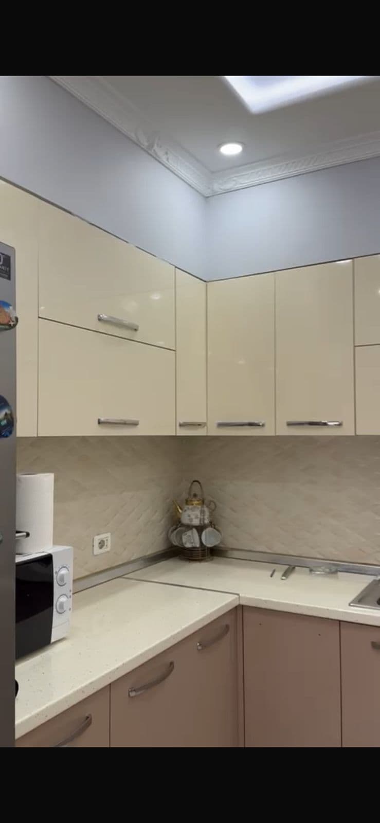 Jepet me qera apartament, Astir