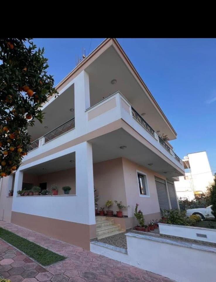 Vilë 3+1 Me Qira në Laprakë, Tiranë - 900€ | 505 m² 2