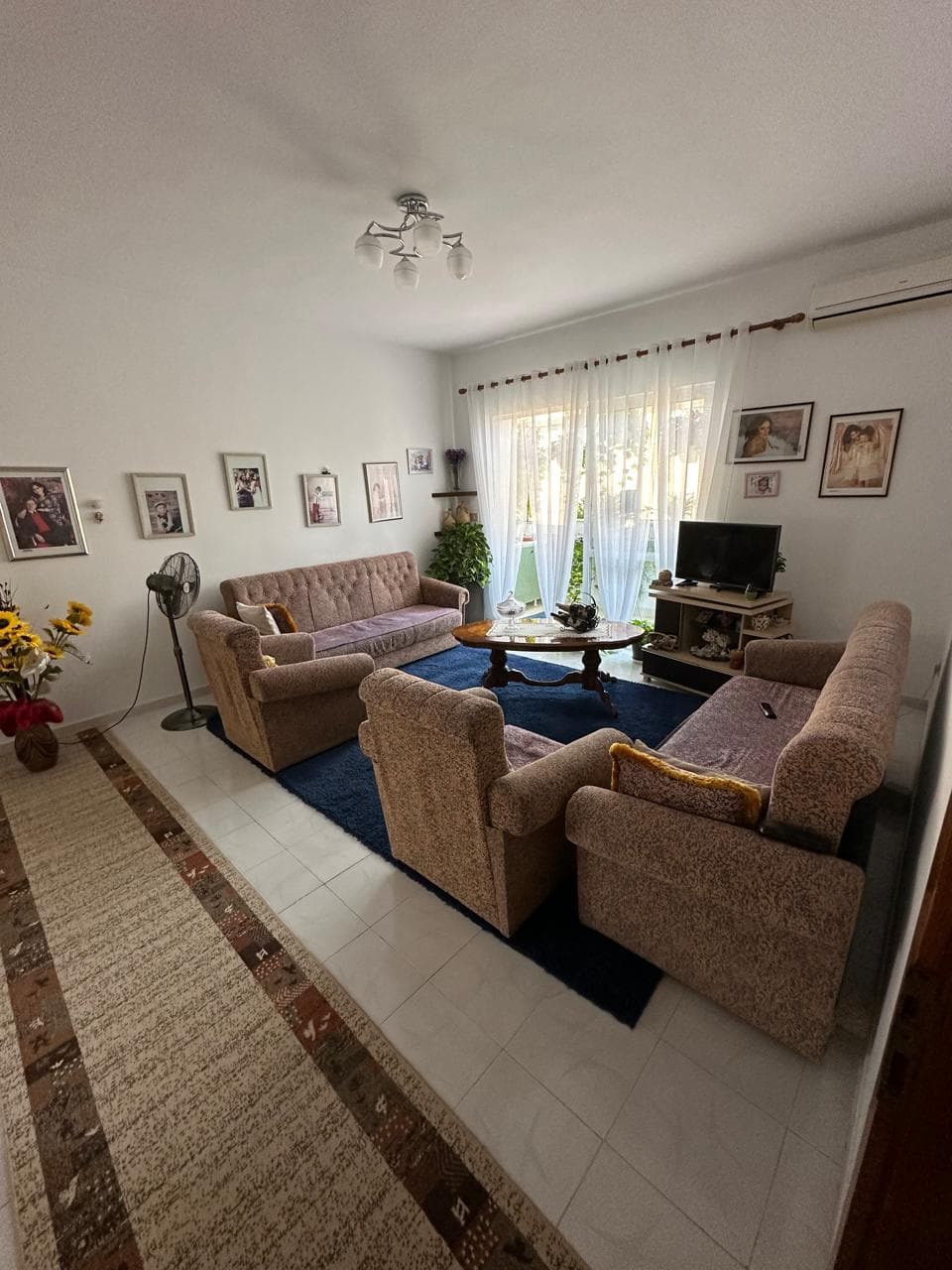 Jepet me qera apartament 3+1 tek Komuna e Parisit 4