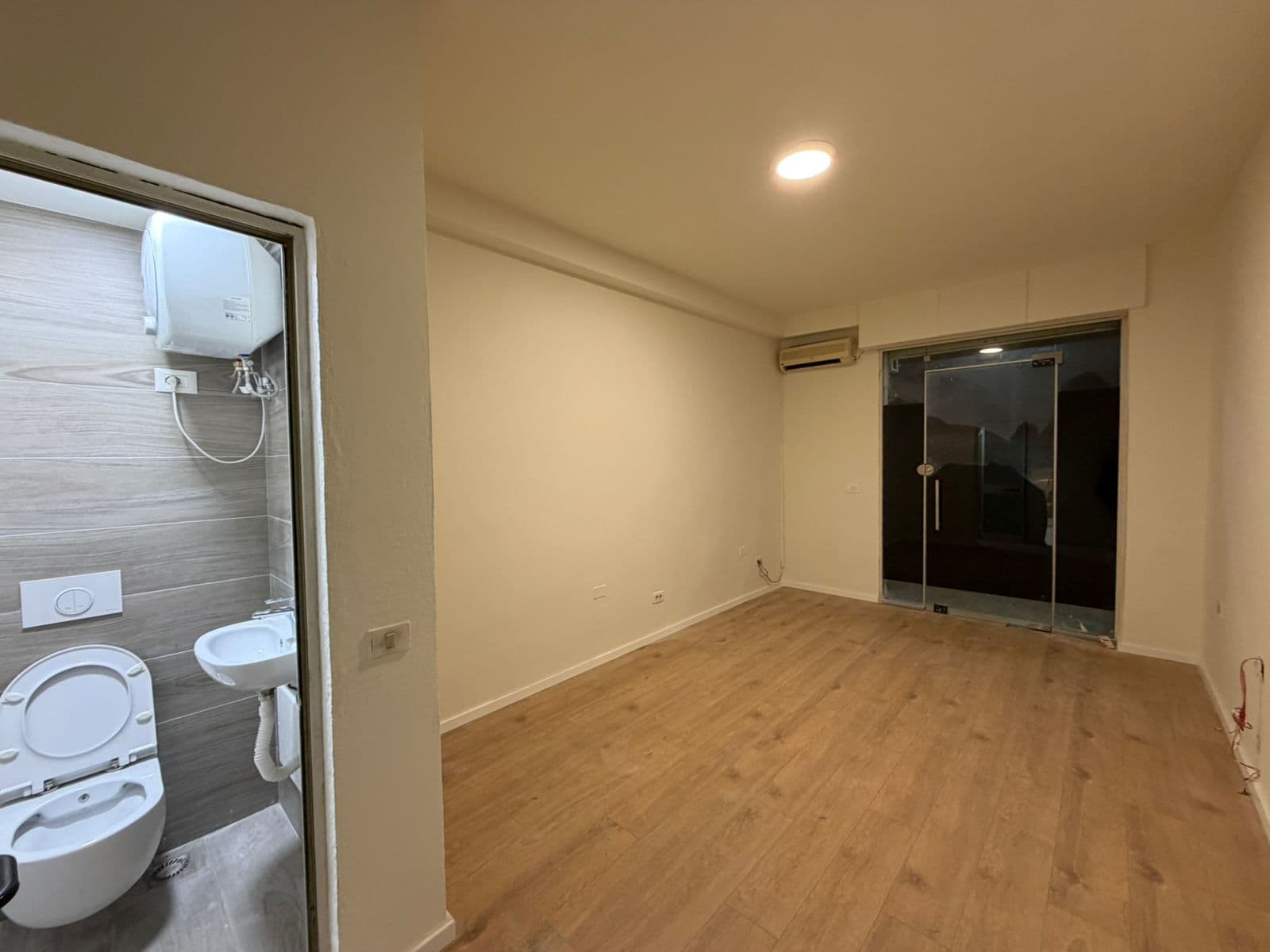 Jepet me qera Dyqan tek Sheshi Willson, Tiranë - 40.000 leke/muaji | 20 m²