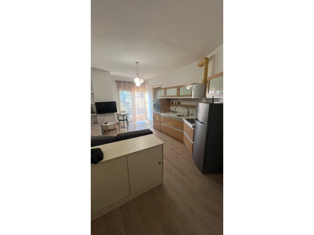 Jepet me qera apartament 1+1 ne Komune te Parisit