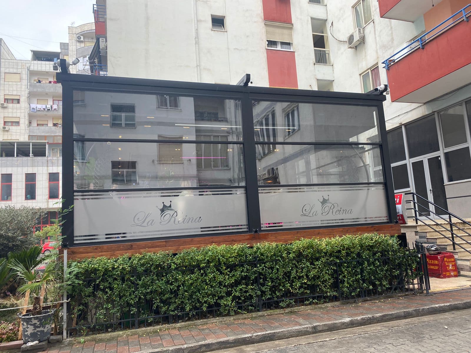 Shitet Super Bar Kafe tek Pallatet e Verdha Kthesa Kamzes