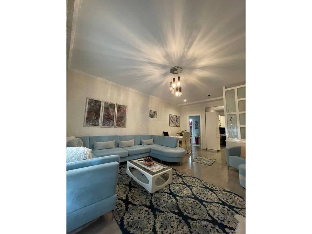 Jepet me qera Apartament 3+1+2+parkim tek Rruga e kavajes.