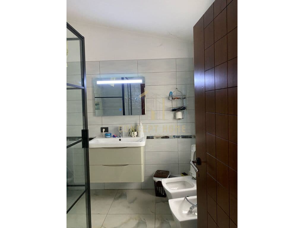 Penthouse 3+2 për Qira në Kopshti Zoologjik, Tiranë - 1000€ | 300 m² 2