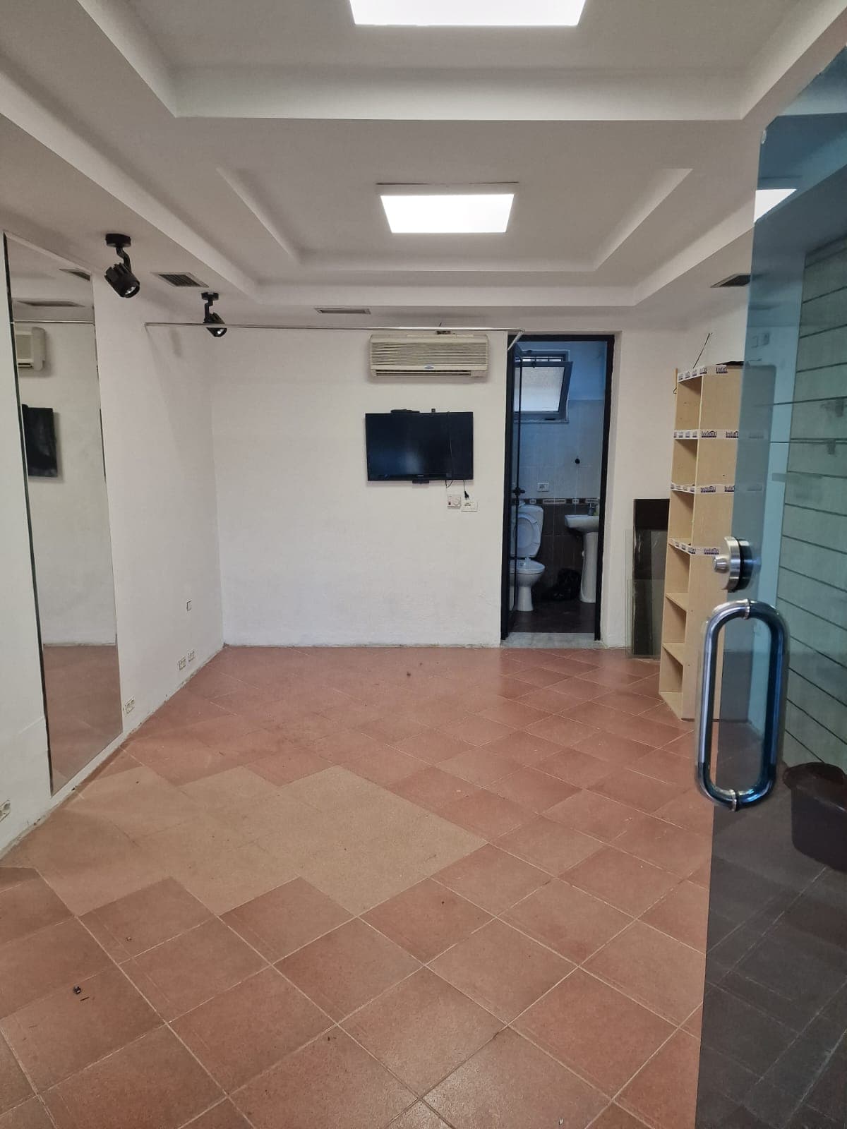 Dyqan Për Qira në Ali Demi, Tiranë - 500€ | 0.5 kat
