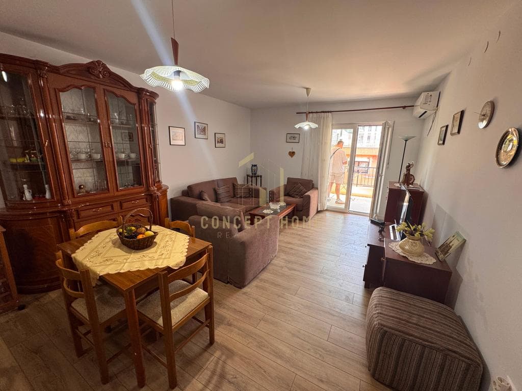 Jepet Apartament me qera 2+1+2 tek Komuna e Parisit