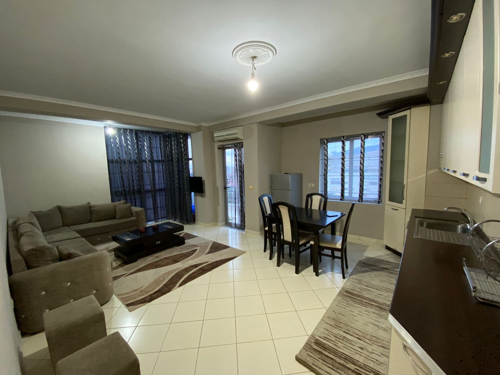 Apartament 3+1+2 për Qira në Astir, Tiranë - 470€ | 144 m²
