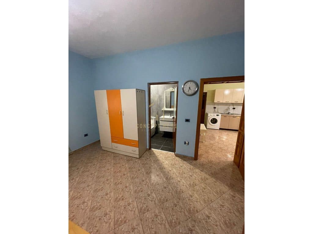 Jepet me qera shtepi 2+1+Parkim ne Astir Siperfaqe: 100m2 Kati i 2 (Shtepi Private) 4