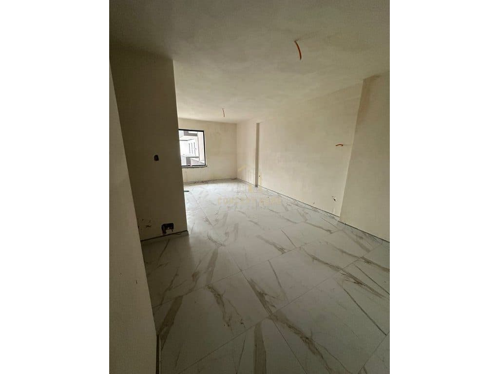 Shitet Apartament 1+1 ne Golem 3
