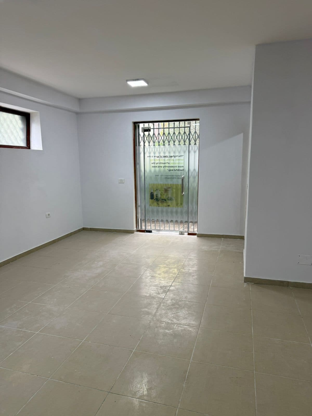 Jepet Ambient me qera Mbas Kopshtit Botanik Siperfaqja: 90 m2 Kati: 0 Organizimi: - Ambient open space - Tualet 3