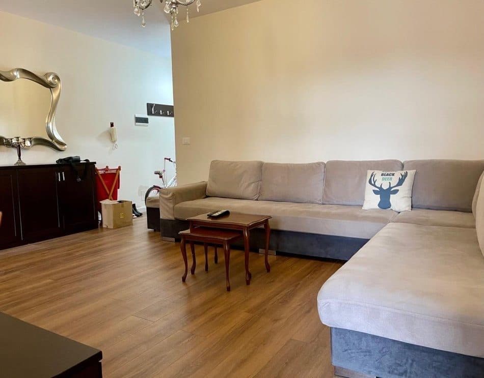 Shitet apartament 1+1 tek Komuna e Parisit 4