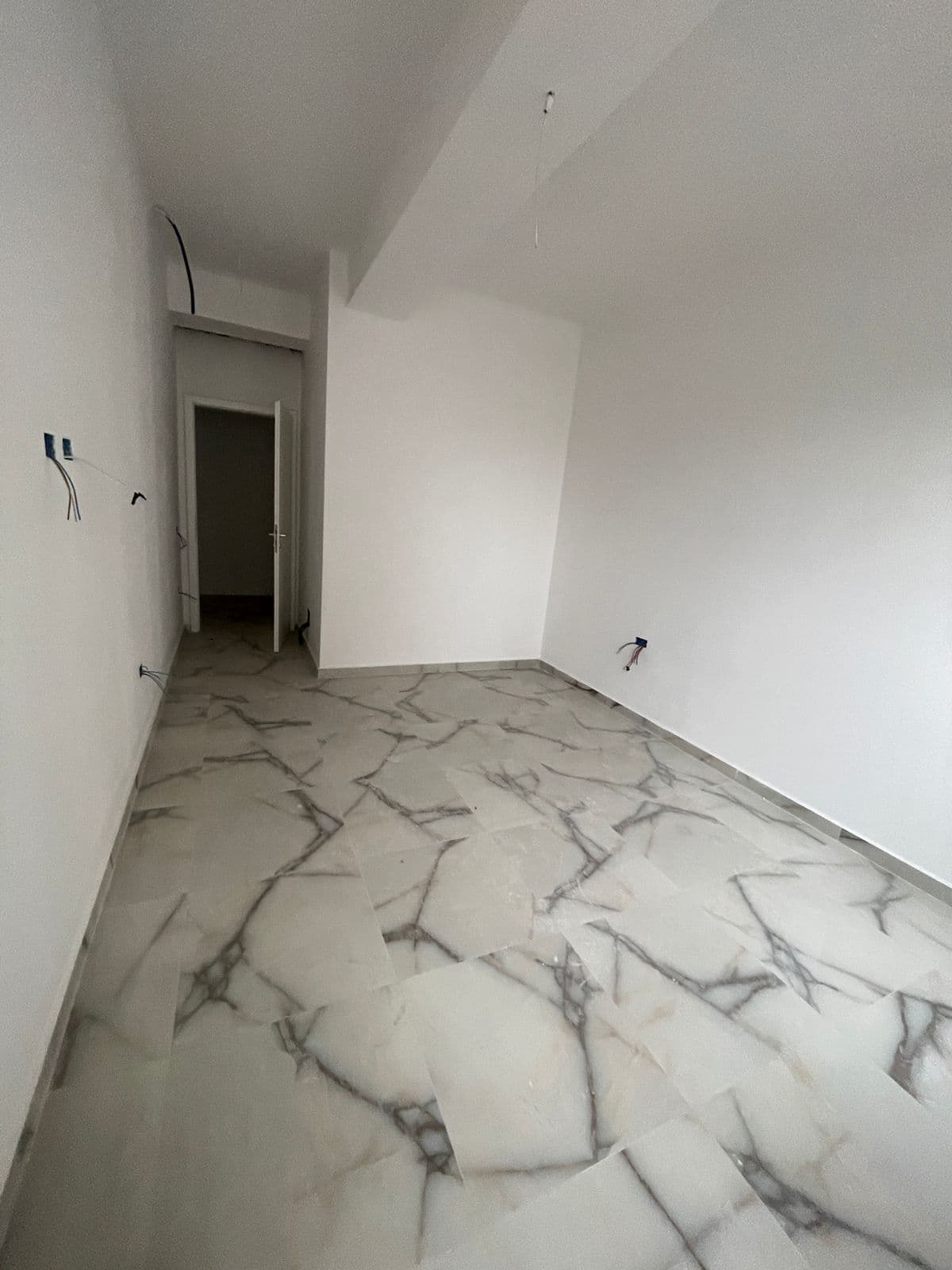Shitet apartament 2+1+2 + post parkimi tek Liqeni Thate 2