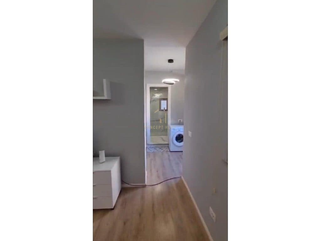 Shitet apartament 1+1 tek Komuna e Parisit 4