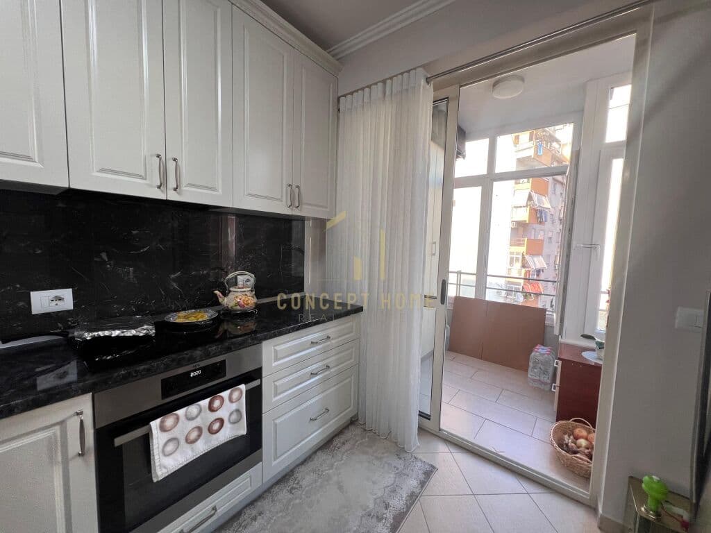 Shitet apartament 2+1 ne Qender / 295,000 Euro - 0682629480 4