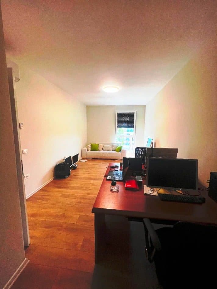 Jepet me qera ambient biznesi tek Komuna e Parisit. 3