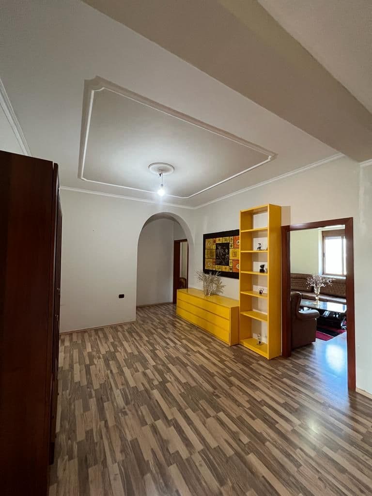 Jepet me qera apartament 3+2+2
