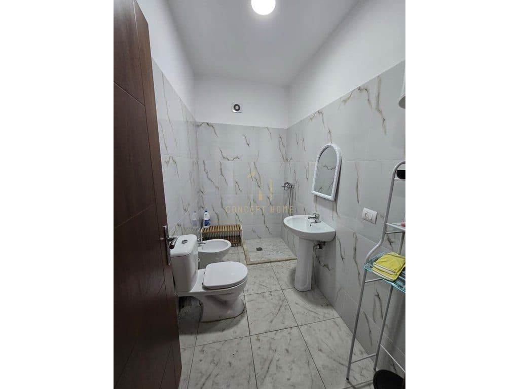 Jepet me qera ambient + dy poste parkimi tek 21 3