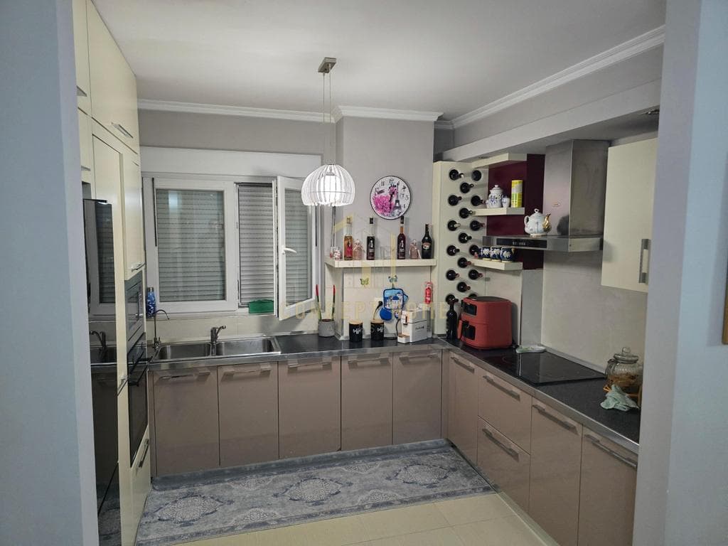 Shitet apartament 3+1 prane 21 Dhjetori 3
