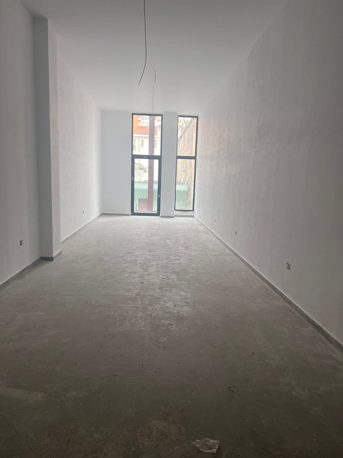 Ambjent me Qira 21 Dhjetori, Tirana - 1300€ | 75 m²
