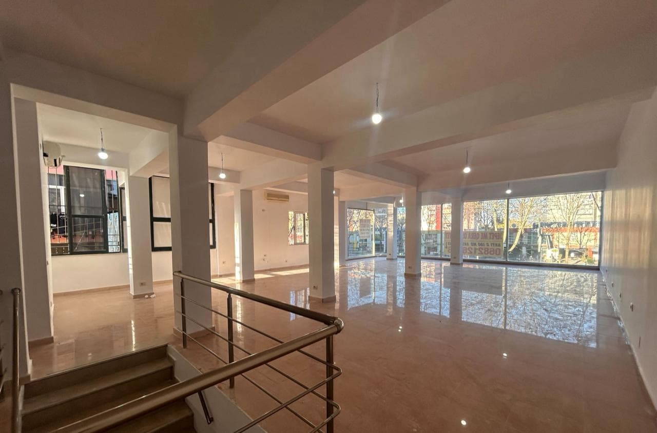 Shitet Hapësirë Biznesi Buzë Rrugës Dritan Hoxha/552,000 € 3