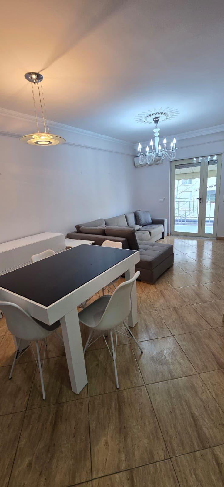 Shitet apartament 1+1 Te Rruga e Kavajes 3
