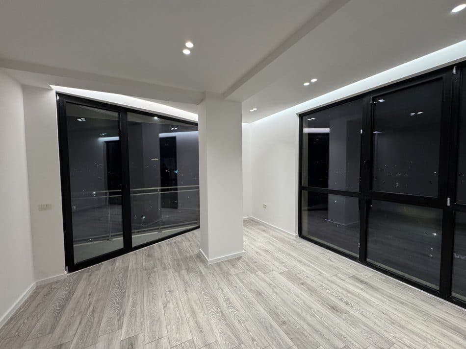 Jepet me qera apartament 2+1+Parkim Ne Qender