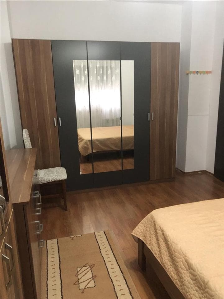Jepet me qera apartament 1+1 Ne Xhamllik 2