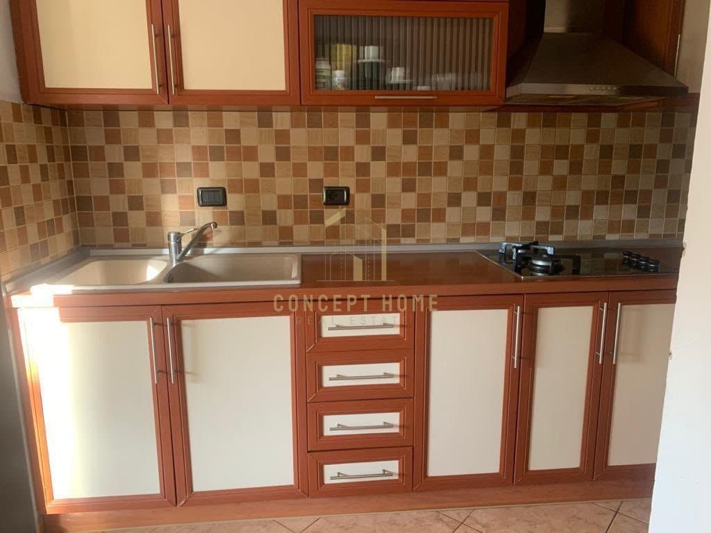 Jepet me qera apartament 3+1 tek pazari i ri