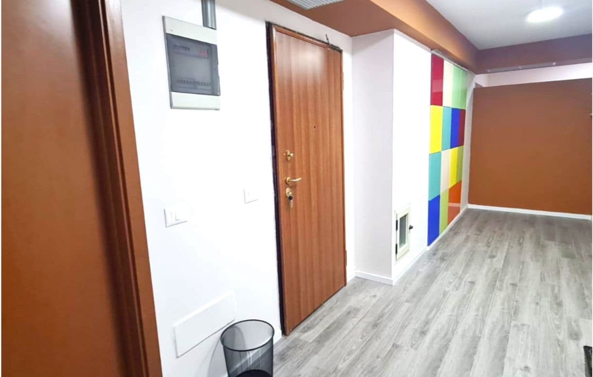 Jepet me qera Ambient Biznesi tek gjimnazi Petro Nini Luarasi