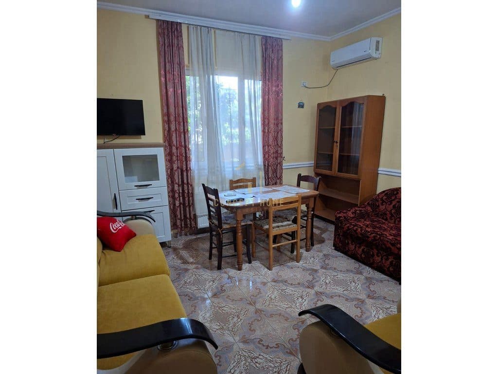 Jepet me qera shtepi private 2+1 ne Komunen e Parisit. 2