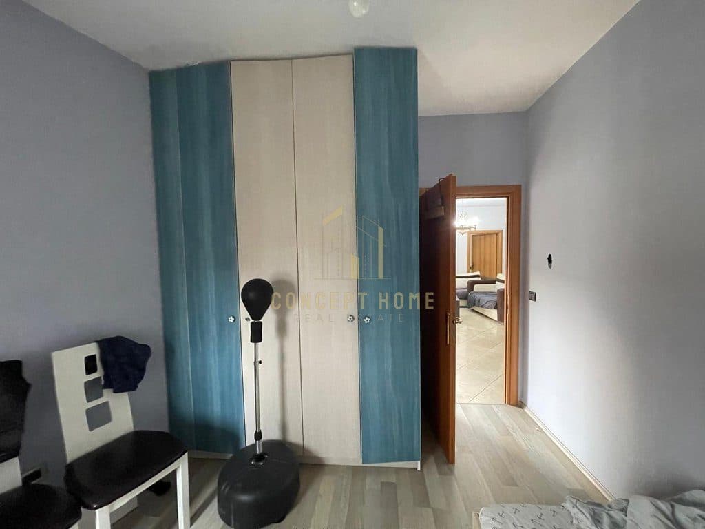Jepet me qera apartament 2+1 tek Komuna e Parisit