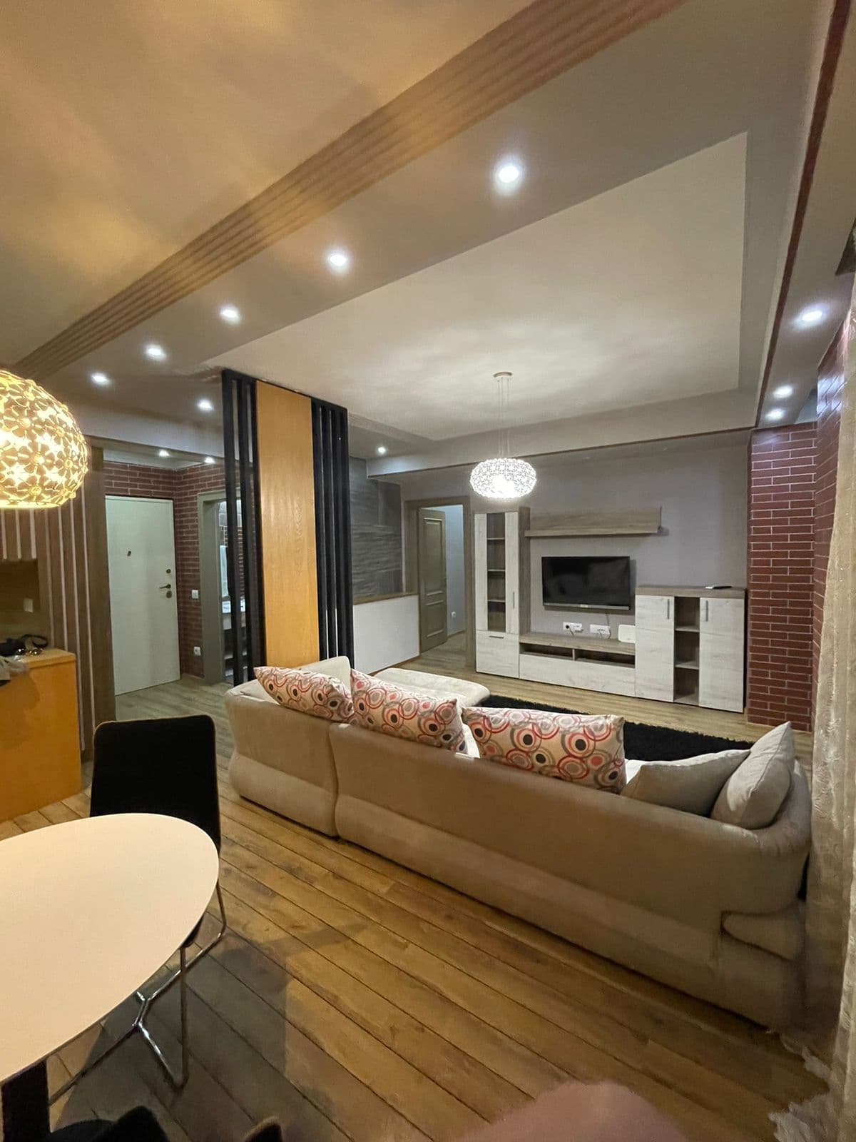 Jepet me qera Apartament 2+1+2 ne Qender 4