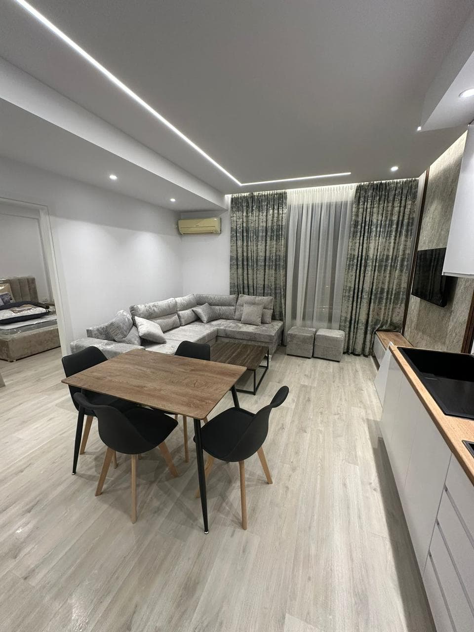 Jepet me qera apartament 1+1 tek Zogu i Zi 4