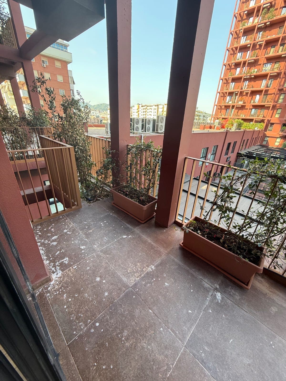 Jepet me qera ambient per zyre tek Rruga e Kavajes 4