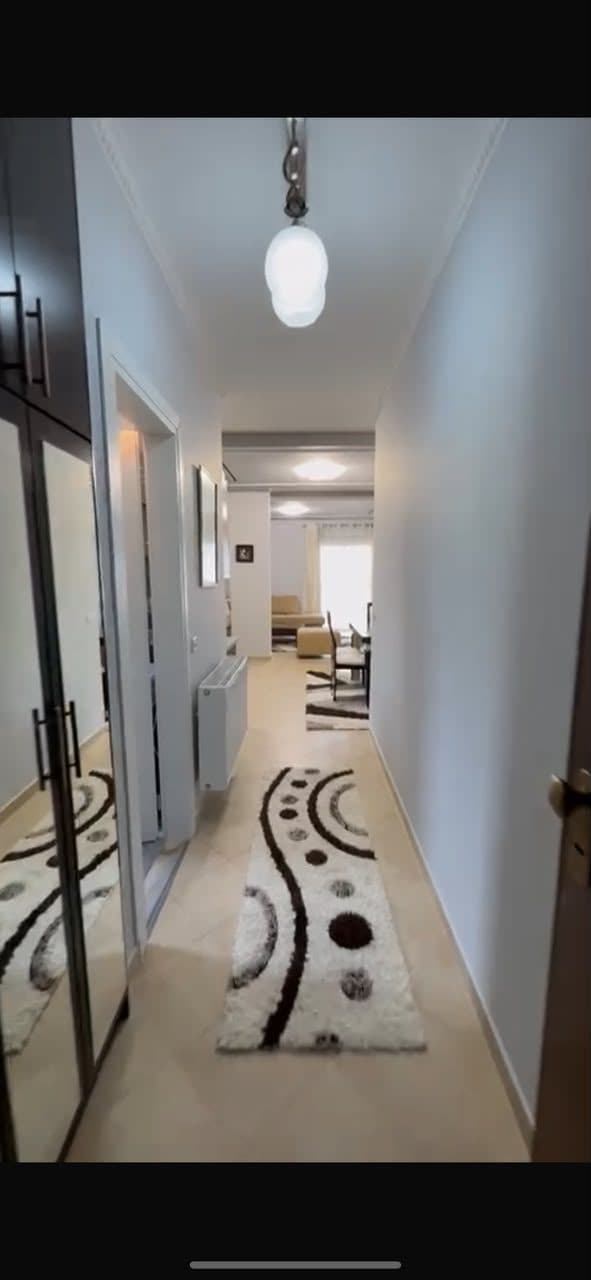 Jepet apartament me qera 2+1+post parkimi tek Kodra e Diellit