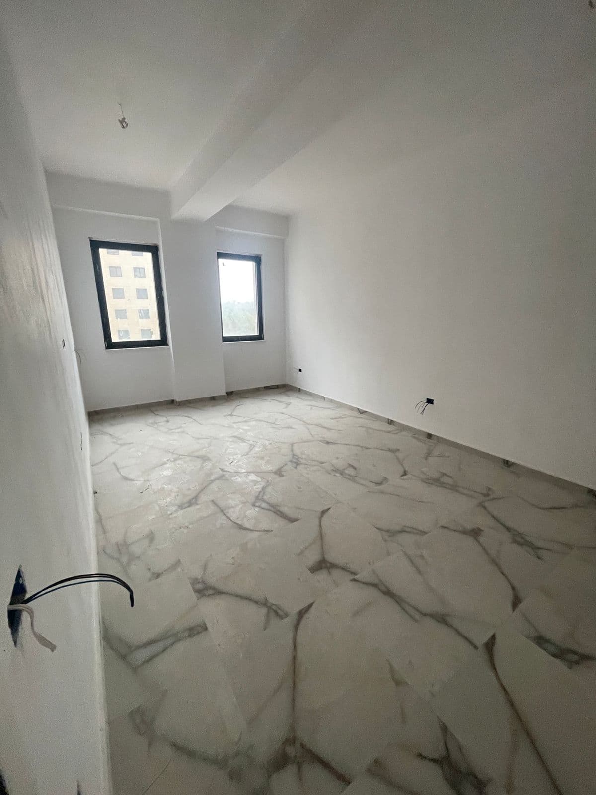Shitet apartament 2+1+2 + post parkimi tek Liqeni Thate 4
