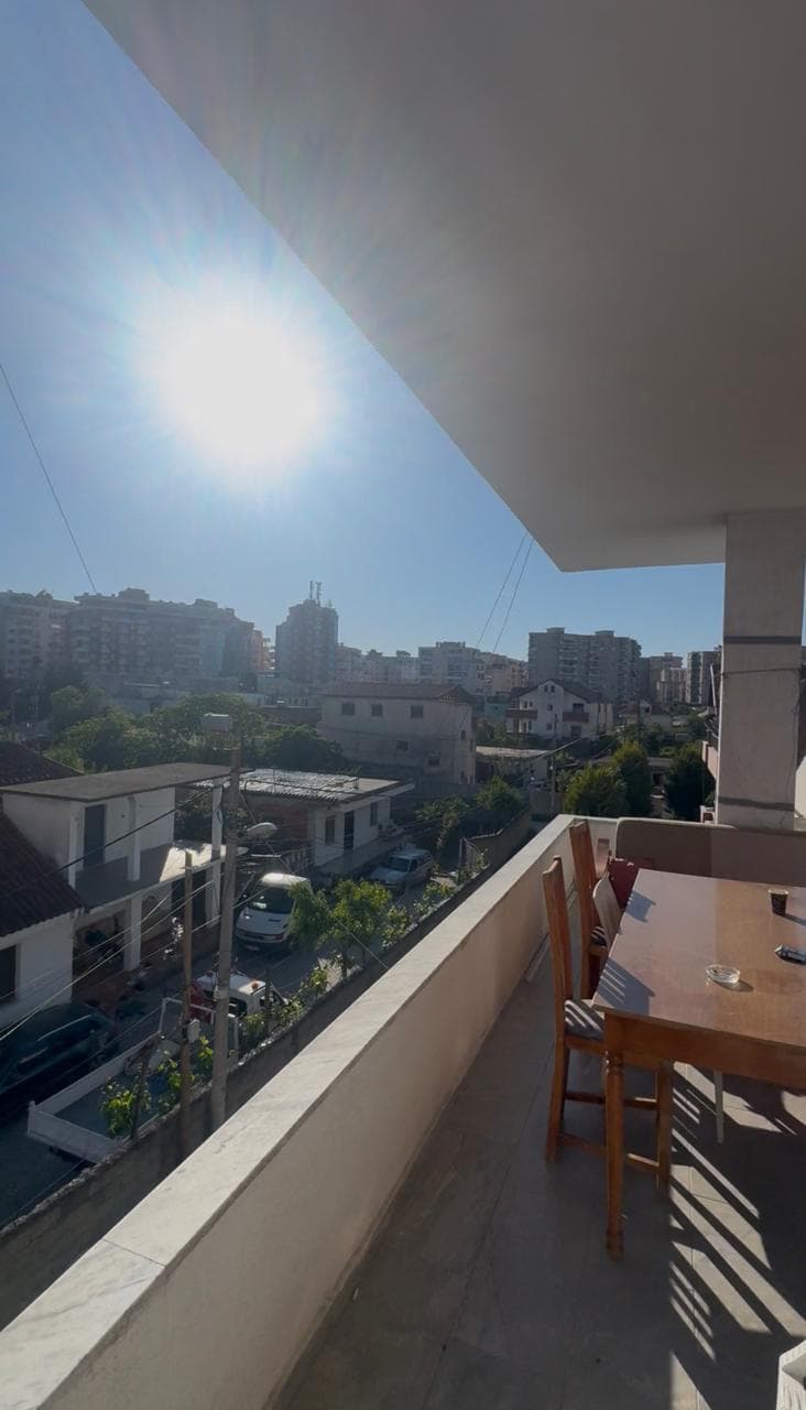 Jepet me qera Shtepi Private 2+1 ne Astir Kati: 3 banim Siperfaqe: 80 m2