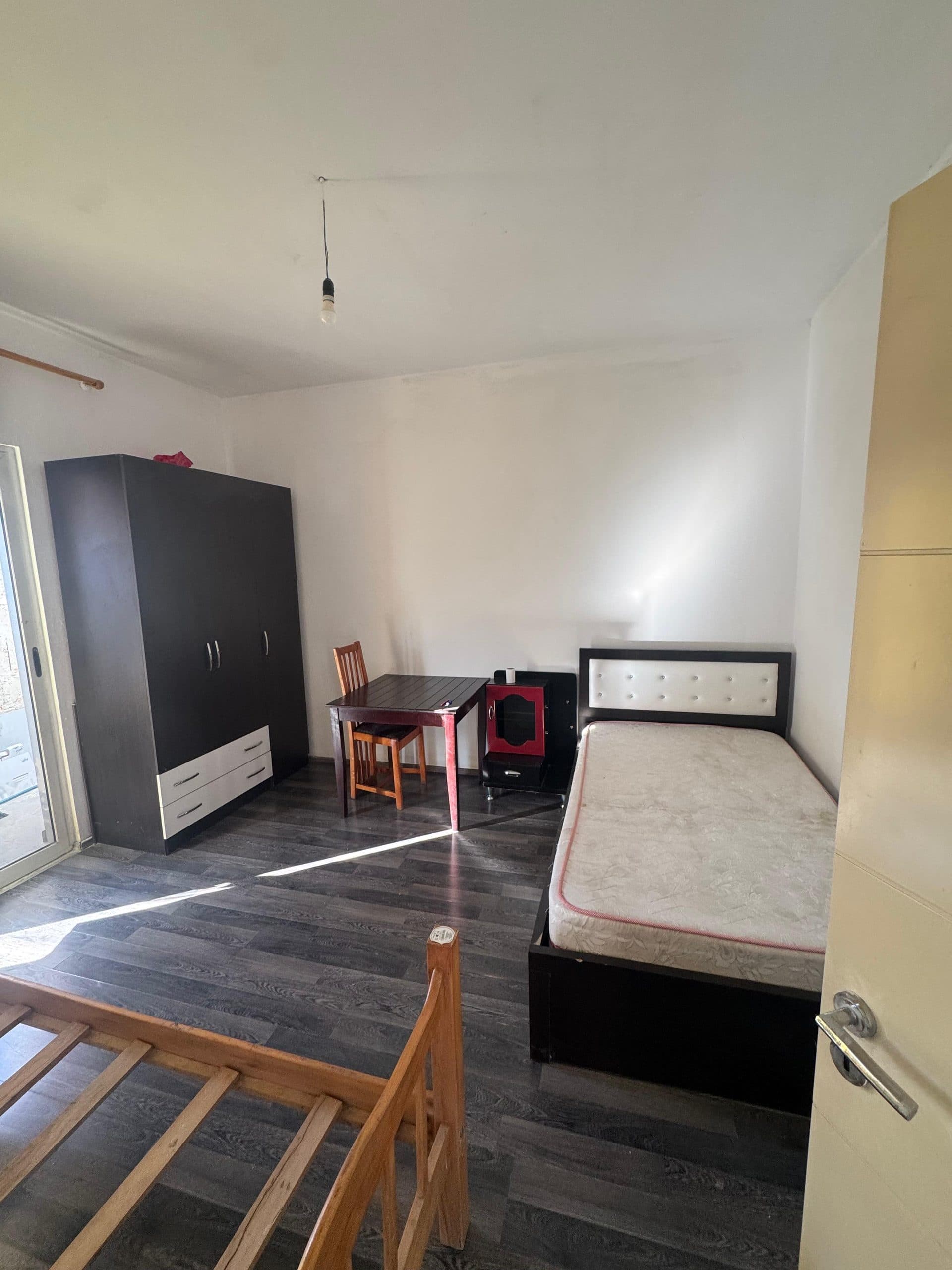 Jepet me qera Shtepi Private 2+1 ne Astir Kati: 3 banim Siperfaqe: 80 m2 4