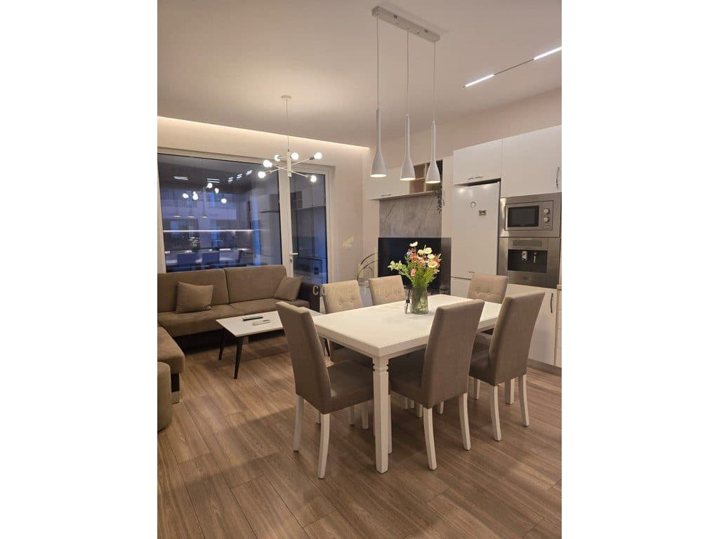 Jepet me qera apartament 2+1+2+P tek Bulevardi i ri 2