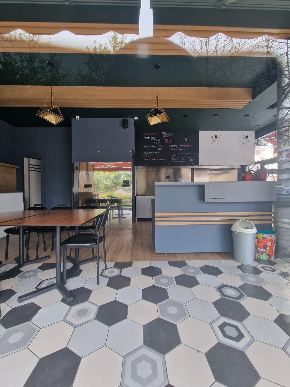 Jepet ambient biznesi me qera tek Komuna e Parisit 3