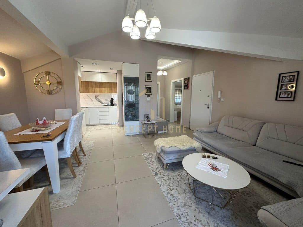 Jepet me qera apartament 2+1 ne Xhamllik 3