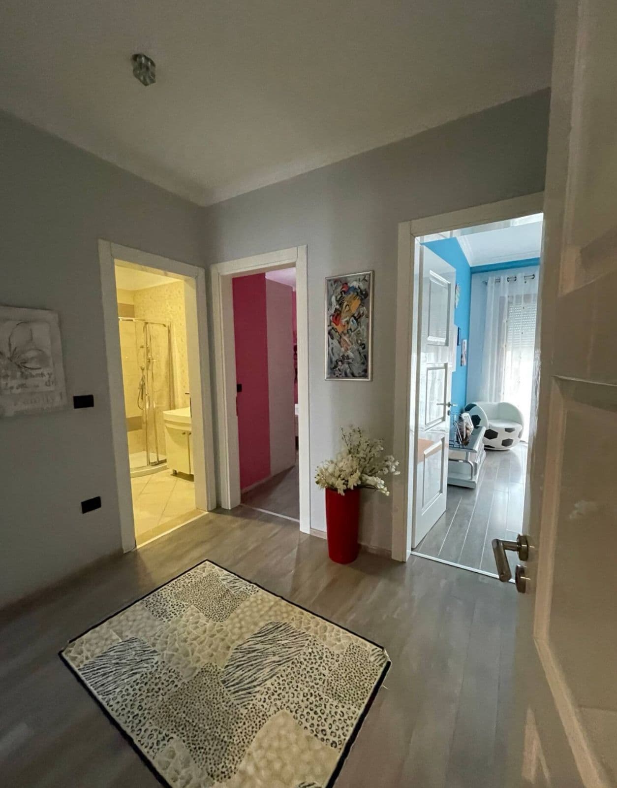 Jepet me qera Apartament 3+1+2+parkim tek Rruga e kavajes. 4