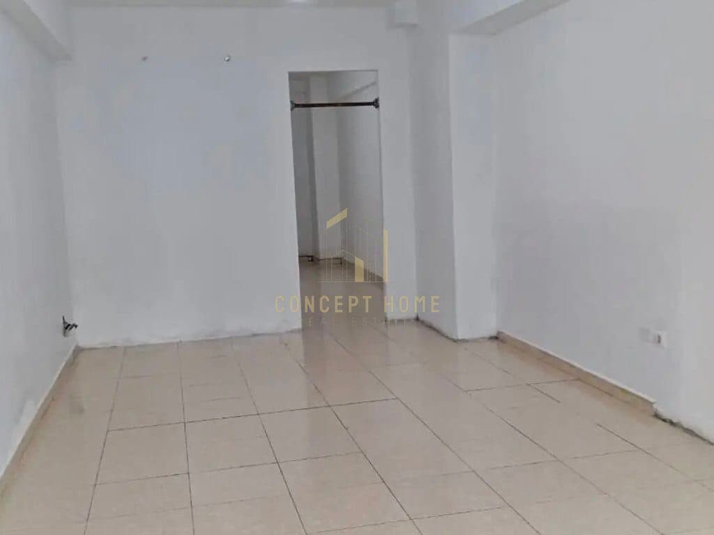 Jepet me qera dyqan tek Nesharkau. Siperfaqe:55m2 Organizohet: Dyqani ndodhet buze rruges kryesore pa vajtur tek Nesharaku. Vendndodhja: Bulevardi Gjergj Fishta Cmimi: 80.000 Leke/muaj