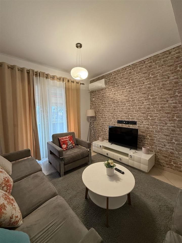 Jepet me qera apartament 2+1 Ne Yzberisht(Golden Park)